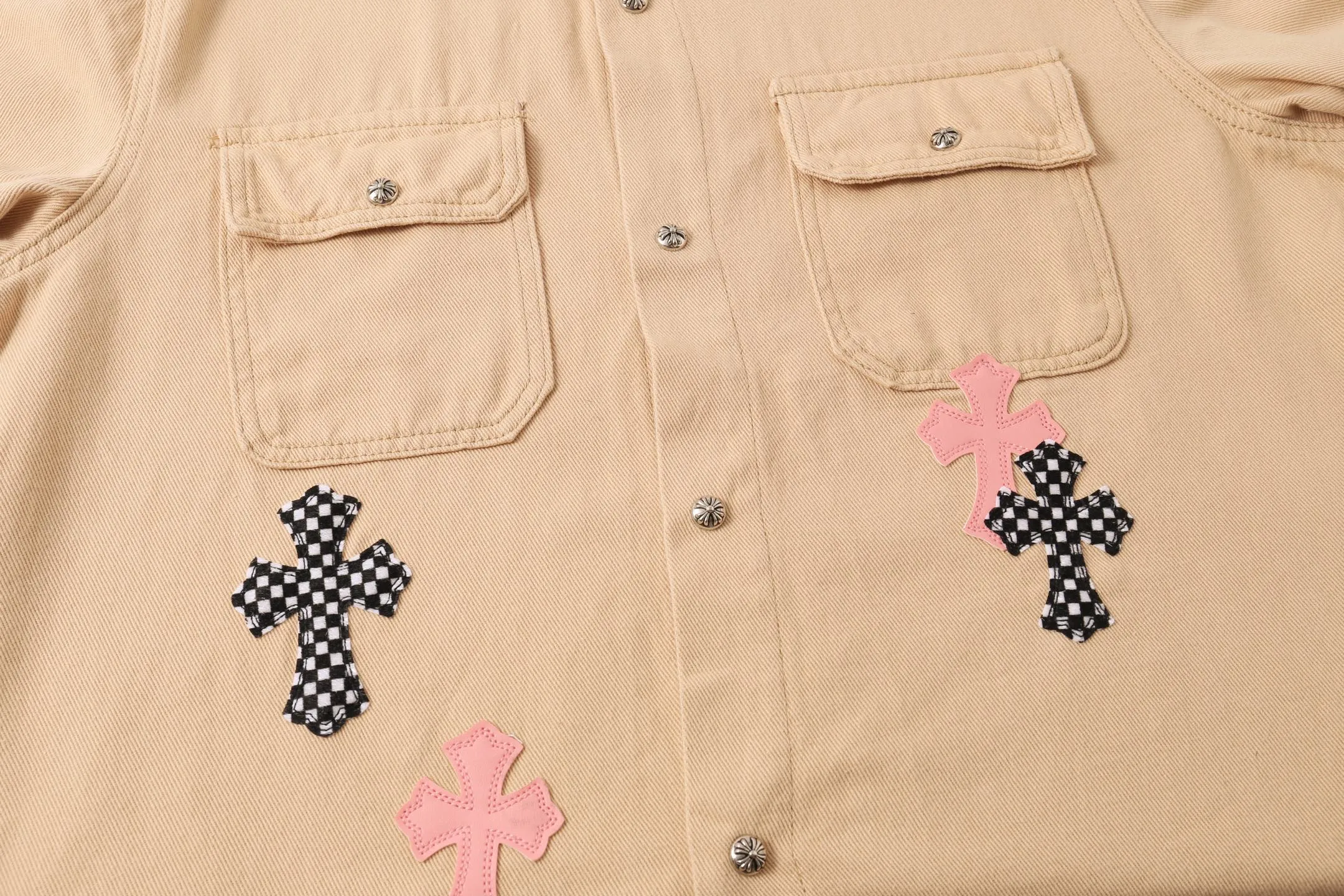 P260 Style No.: H884 Crow Heart & 𝐂𝐡𝐫𝐨𝐦𝐞 𝐇𝐞𝐚𝐫𝐭 CH Cherry Blossom Pink Checkerboard Leather Jacket* Crow Heart is a representative shirt jacket, loved by many celebrities, such as Yu Shuxin and Angelababy have picked it up. The main body fabric in khaki has a great texture, is strong and stylish. The pink cross-shaped patchwork leather is so eye-catching, and it is also embellished with checkerboard elements. It directly brings out the sweet and cool style, and the design is overwhelming. The hardware buttons are exquisite and durable, and the Crow heart logo on them is full of details, highlighting high-end quality. No matter whether it’s a boy or a girl, it looks great on you! Color: Khaki Size: 46-48-50-52